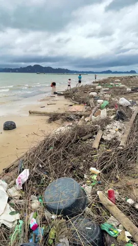 Bờ biển Vịnh Hạ Long ngập trong rác. #vinhhalong #saigoncityview 