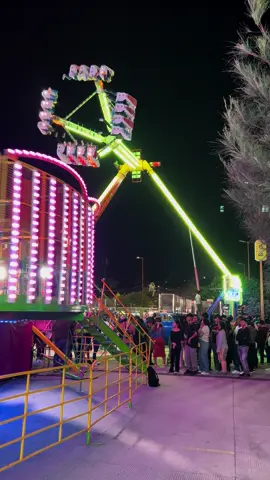 -‘ 🎡🎢🎠🌑🚙  #feriadetijuana #tijuanabc  #jugandoando #juegosmecanicos #fila #feria2024 
