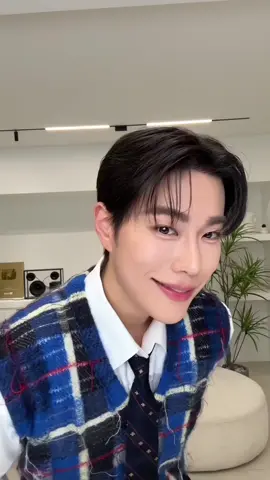 이거 새로운 챌린지였거든요 사쒸른...ㅋㅋㅋㅋ  나는 숏폼이 싫어...하다가 조금 정들어서^^... 오레오들이릉 다같이 즐길 수 있는 챌린지를 코스알엑스랑 같이 연구하다가 여기까지 왔는데🤣  셀프로 머리채 잡고 일어나는 모션을 좋아해주셔서 그걸로 슬그머니 챌린지를 만들어봤는데요 👉🏻👈🏻 많은 분들이 같이 즐기고 의견을 주셨으면 좋겠어서 내돈내산 이벤트 열어봅니다😝 #머댕이챌린지 해시태그와 함께 음악에 맞춰 업로드 해주시는 분들 중 추첨을 통해 “올리브영 상품권 3만원”을 보내드릴게요ㅋㅋㅋ💙 ✅ 참여 기간 : 9월 22일 까지 ✅ 당첨 인원 : 3인 ✅ 당첨자 발표일 : 9월 23일 ✨ @cosrx_kr 에서 개별연락 예정 #레오제이 #머댕이챌린지 