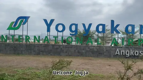 Day 1 part 2. Trip ke jogja view bandara menuju ke tempat makan siang di jogja. Inspirasi video editing by @tarmijay #bandarakulonprogo #bandarajogja #tripjogja #jogjaistimewa 