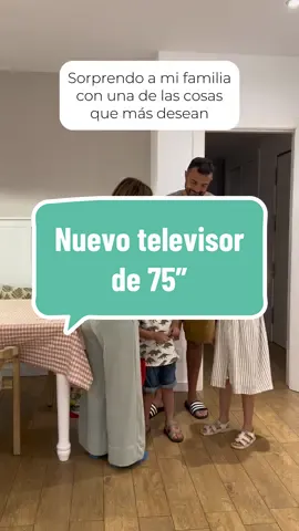 LA SORPRESA DEL AÑO 🍾 Era el sueño de Enrique y se ve que casi se lleva un susto cuando volvió de comprar y vio la nueva tele de TCL presidiendo nuestro salón 😂 ¡No hace falta ir al cine para disfrutar de una peli con una tele así! Además TCL te da la oportunidad de ganar una PS5 gratis. ¡¡¡Sólo tienes que entrar en el perfil de @TCL Spain en Instagram y participar!!! Mucha suerte 🤞🏼 Cómo crees que reaccionaría tu familia ante una sorpresa así? #TCL #TCLHistoriasdeHogar #TCLEspaña #PiensaAloGrande #ad