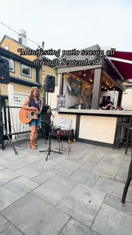Who else is manifesting patio season all through september here in New England?  Ill be dining outside for as long as I can! ☀️  📍Aidans pub Bristol RI  #cocktails #foryou #fyp #foryoupage #foodblogger #foodiesbelike #foodiesoftiktok #outdoor #patioseason #cheesy #nachos #guinness #irish #irishpub #rhodeisland 