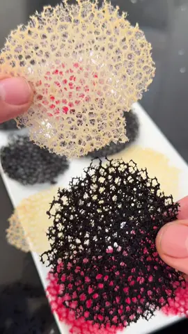 CORALES DECORATIVOS!!! Una decoración diferente para tus platos y muy fácil de hacer, los puedes hacer del color, sabor y tamaño que prefieras. Yo esta vez utilice colorantes  pero,  se les puede dar color de forma natural utilizando por ejemplo cúrcuma o licuando previamente albahaca, cilantro, perejil, betarraga etc. con el agua que vamos a utilizar para hacer el coral, y así les daremos color y sabor. Ingredientes: 55gr Agua. 10gr Harina. 55gr Aceite. Preparación: Mezclar todos los ingredientes en la licuadora. Cocinar en un sartén a fuego medio (por un solo lado, no hay que voltear) cuando ya no veas burbujas  está listo. Por último hay que colocarlos unos 2 minutos sobre un papel absorbente parar retirar el exceso de aceite. Estos corales se pueden utilizar como decoración para platos dulces y salados. #coraldecorativo #tejasdecoral #altacocina #comida #postres 