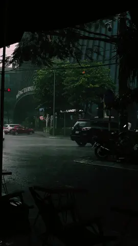 “Chẳng ai cô đơn mà ổn với điều đó cả. Hoặc là che giấu, hoặc là cố làm quen, hoặc là gặm nhấm nó một mình.“ #tamtrang #buon #mua #tinhyeu #iamhoatip 