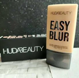 thank you @Skeepers @Huda Beauty for this amazing Easy Blur Ntural Airbrudh foundation. I choose shade Baklava🫶🏼 This cute travel sized foundation is the perfect blurring foundation. It is really light weight and is buildable too. 🤎 Available in 30 different shades 🤎  Filtered airbrush finish 🤎 Non-comedogenic  🤎 Fragrance free 🤎 Alcohol free 🤎 Easily blendable 🤎 Cruelty-free  🤎 Travel friendly 🤎  Pore blurring 🤎 Infused with Niacinamide  🫶🏼 Huda does it again with another amazing product. Not only does it effectively blur fine lines but it also blur enlarged pores. This is a great foundation esp when paired with the blur primer. 🫶🏼 This is very easy to blend. The liquid formula glides on the skin, it doesn't feel heavy or cakey and can be built up on for a more glamorous look. It is an ideal foundation for everyday use because of its lightweight properties.  🫶🏼 Unfortunately I picked a shade a bit too orange for my skintone as I have a cooler undertone so I had to mix this for the right shade but there are so many shades available for all skin tones.  🫶🏼 I would buy this again but test the shade before I buy it as the formula is perfect but the shade by me personally was not correctly selected🍉 #fyp #hudabeauty #skeepersfamily #blur #foundation #airbrush #natural #lightweight #makeup #review #buildable #niacinamide #crueltyfree #vegan #glutenfree #allinclusive #gifted ##beauty #lookyourbest 