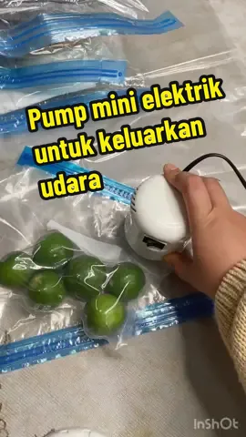 Pump elektrik mini yang ini lebih murahh dari pump portable (tanpa wayar) saya tunjuk sebelum ni. Plastik bag reusabale (boleh guna berulang kali) untuk kegunaan penyimpanan ada 2 jenis - ada lubang pump dan yang tanpa lubang saya beli di DAISO Rujukan Saiz beg untuk • isi makanan >20cm • baju/cadar >40cm • bantal >60cm • toto >80cm #electricpump #organizer #neatmethod #asmrunboxing #minivacuum 