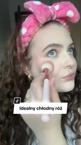 Max Factor Facefinity Blush w odcieniu 05 Lovely Pink to moja drogeryjna perełka 💕  W opakowaniu widać złote drobiny, jednak kompletnie nie przebijają się one po nałożeniu na twarz 🥰 #maxfactor #maxfactorblush #blushtutorial #facefinity #lovelypink #ugc #beautyugc #ugccreator #ugcpolska 