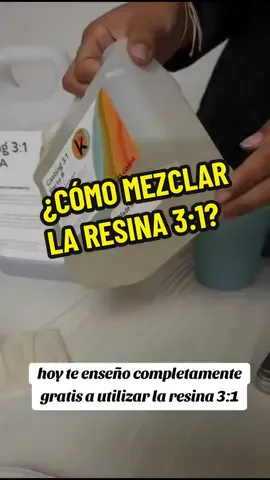 Cómo mezclar resina 3:1 ⭐Hola, la resina 3:1 es por peso se utiliza con balanza                                                                                                                                                                                                     👉Tiempo de mezcla de acuerdo a la cantidad de 5 minutos a 8 minutos  👉Tiempo de trabajo 1 hora                                                                                                                                                                                                                            ❗Contiene pocas burbujas se pueden eliminar con alcohol Isopropílico al 99%    📝  Tiempo de curado entre 48 y 72 horas (depende del clima ✅️Fórmula 3:1 Largo x ancho x espesor: volumen de resina (todo en centímetros). •	Esto te dará como resultado los mililitros necesarios, los cuales asumiremos como gramos (peso). Esta cantidad de gramos se divide en proporción 3:1 entre el componente A y el componente B. Por ejemplo:  Para un molde o tablero de resina 100cm de largo x 30cm de ancho x 2cm de espesor = 6,000 ml (Asumiremos mililitros como gramos para calcular un aproximado en peso) 6000 ml = 6000 gr  Dividimos el resultado entre 4 partes 6000 gr / 4 partes = 1500 gr Componente A: 4500 gr = 4.5 kg Componente B: 1500 gr = 1.5 kg #resinaepoxica #resina #viral #tiktok 