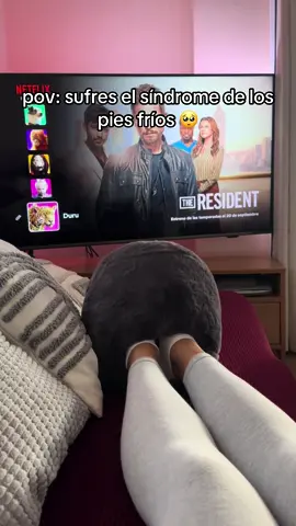 Solo esto puede curar mi síndrome 🥹🧦 #piesfrios #frio #calentador Este invierno olvidate de tener los pies fríos con este calentador de pies electrico, es portatil y podras usarlo donde quieras. Es super calentito y suave.