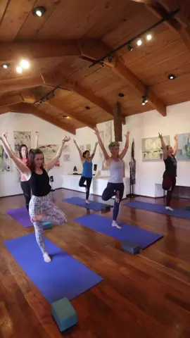 Un espacio creado para conectar con tu cuerpo y con tu mente. Mejora tu salud con nuestras clases diarias de yoga 🧘🏻‍♂️🌞🌱 #mesonpanzaverde #panzaverde #guatemala #antiguaguatemala #quechilero #yoga #yogaclass #gt #travel #hotelesguatemala #restaurant #familia 