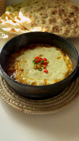 ‏سلتة جمبري بطريقتي 🍤❤️‍🔥🔥  المكونات نبدا. نبلل الحلبه في ماء. لمدة. نص ساعه  ونجهز حقها السحاوق الخضراء كزبره ،كراث ، ثوم ، فلفل حار حسب الرغبه  ملح . كمون ، فنجان ماء. نخلطهم في الخلاط.  ثم. نخفق الحلبه. لين يصير قوامها كريمي.  بعدين نجهز. كشنة السلته  بصل. اخضر.…. فلفل حار …. فلفل رومي  طماطم … معجون طماطم …  كمون …. كاري …. بسباس عدني. مطحون .ملح   مرقة. خضار. مرقه زي مرقة الدجاج بس  هي خضار. او مرقة. دجاج. عادي  ونتركها ١٥.  دقيقه على نار متوسطه. مع المراقبه إذا نشف المرق. نسوي ونحرك.  ونهرس. قليل البطاطس  وبعدها نضيف. الحلبه والعافيه. 💗#اكسبلور #سلته_يمني #سلتة #فحسة 