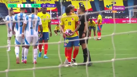 ¿𝗤𝘂𝗶𝗲́𝗻 𝗺𝗮́𝘀 𝘀𝗶 𝗻𝗼 𝗲𝘀 𝗲́𝗹? 🔟 James Rodríguez le ganó el duelo al 'Dibu' Martínez y transformó el penal en gol. Colombia nuevamente toma la ventaja. 🔥 ⏱️ 25’ ST | COL 🇨🇴 2-1 🇦🇷 ARG #colombia #argentina #fyp #viral #futbol #penal #gool 
