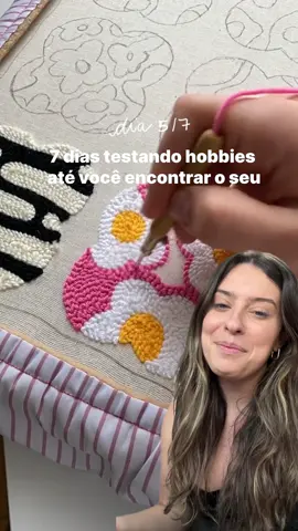 Dia 5/7 testando hobbies até você encontrar o seu 💘 💘 Lari experimenta: bordado punch needle 🙀🙀  Esse é um do hobbies preferidos que eu já fiz e vcs amam tbm porque é perfeito mesmo! Super fácil de fazer e divertido!!!! Ah e vamos testar ele no nosso grupinho em breve ein? Pra entrar no grupinho é só mandar uma msg 💘 ✨facilidade: fácil - mas exige uma persistência no início ein 🪲nivel de experiência previa: nenhum  ⏰Tempo: para esse primeiro demorei umas 12hrs rs (mas pq n sabia depois fica bem rápido) 🖌️Materiais: agulha mágica, lã ou fio, tecido, bastidor, caneta pra passar o desenho, tesoura e cola pra acabamentos (nos stories da rede vizinha) 📌Onde fazer: onde quiser E aí, seria esse seu hobby ideal?! #hobby #hobbies #punchneedle #bordado #agulhamagica #costura #artesanato #DIY #bordadolivre #bordados 