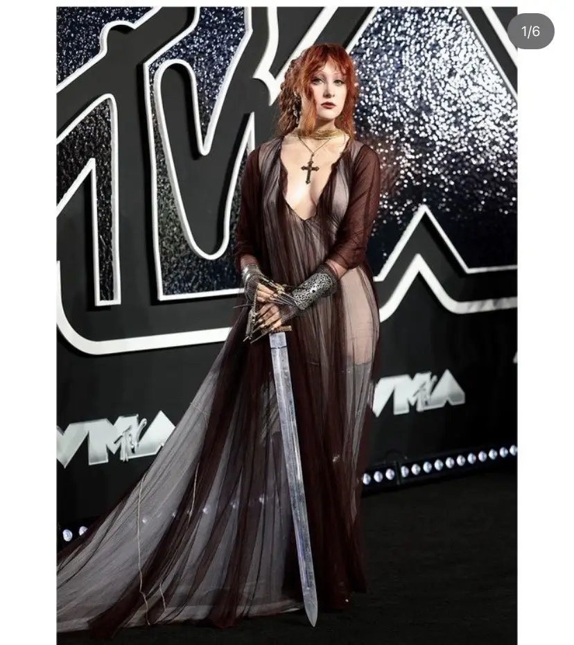 chappell roan absolutely slaying this fit at the VMAS @MTV @Rolling Stone @chappell roan #chappellroan #midwestprincess #chappellroantiktok #mtv #vmas2024 #vmas #rollingstone 