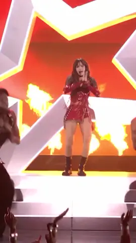 ROCKSTAR, BABY! 🎸 Lisa literalmente incendiou o palco do #VMAs que acontece nesta quarta-feira (11), em Nova York, nos Estados Unidos. A cantora agitou o público com uma performance vibrante de “New Woman” e “Rockstar”. Confira! (Vídeo e Foto: Reprodução/MTV)