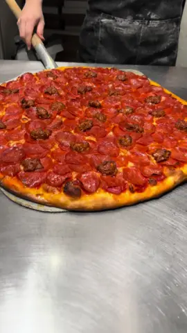 Pepperoni + Sausage!😋🫶 #120pepperoni #burattinopizzatoronto #eatfamous #torontofoodies #asmrsounds #asmr #asmrvideo #crunchy #pizzatoronto #Foodie #torontotiktok 