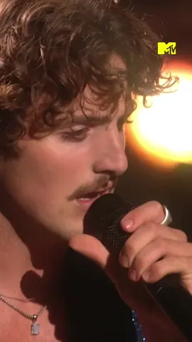 Benson Boone’s performance of Beautiful Things is one of the most beautiful things I’ve ever heard 💛💕 #bensonboone #beautifulthings #sabrinacarpenter #vmas 