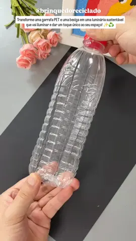 Transforme uma garrafa PET e uma bexiga em uma luminária incrível e sustentável! 💡🌿 Quem diria que um pouco de criatividade poderia iluminar tanto? Além de decorar, você ainda ajuda o meio ambiente reciclando materiais que poderiam ir para o lixo. Que tal tentar? No **@brinquedoreciclado**, a gente acredita que dar uma nova vida aos objetos é muito mais divertido e consciente! ♻️✨ Bora criar? 👉 Marque alguém que precisa de uma ideia dessas! #ReciclagemCriativa #DIY #DecoraçãoSustentável #ArteComReciclagem #upcycling 