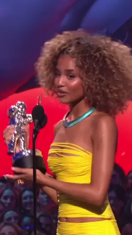 Yesss well deserved @Tyla  #vmas #vmas2024 #bestnewartist2024 #bestnewartistaward #newyork #america #southafrica #fypage #afrobeats #awardshow  Tyla won VMA award for Best afrobeats 