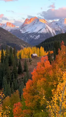 Fall in colorful Colorado 🍂 Wondering where to see the fall colors in Colorado? My fall guide is now available and includes over 120 of Colorado's BEST spots for viewing fall foliage. Google Map included. Link in bio!