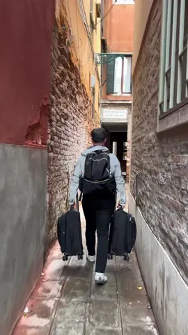 Carrying suitcases around Europe is no joke.. the sounds of luggage wheels on cobblestones is rough..  Thank you for carrying my suitcase and backpack for me so I can enjoy the view in Venice🥰 @evan.lindemann_  . . . #venice #veniceitaly 