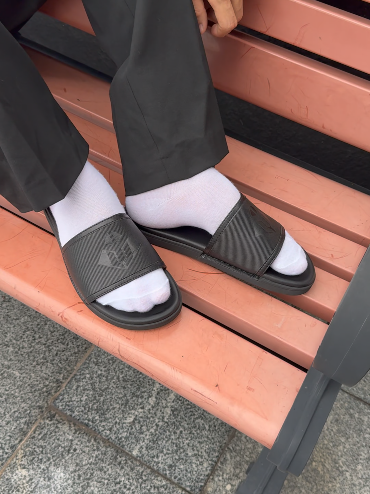 Dép đẹp đi 4 mùa cho anh em đây, khi mua có đầy đủ hộp đựng, bảo hành lên đến 12 tháng nữa, nhanh tay nhấn vào giỏ hàng để mua ngay