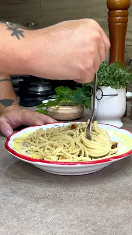 Spaghetti alla Gennaro Ingredienti per 4 persone  400 g di spaghetti  5-6 acciughe sott'olio  3 fette di pane raffermo  2 cucchiaini di origano  4-5 foglie di basilico  3 spicchi d'aglio  5-6 cucchiai di olio evo  Sale q.b. #napoli