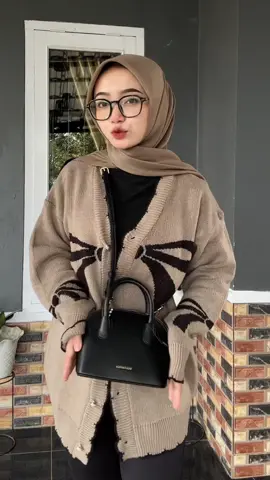 Membalas @RizkiRendra096 aku sampe beli warna item nya juga😆🖤 #taswanita #tasselempangwanita #tasselempang #bostanten #rekomendasitas 