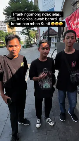 Prank Ngomong Ndak Jelas, buat bocil bertiga kalo ketemu lagi aku traktir, kelian lucu polos lugu gemesss, semoga jadi orang sukses 😆🤣 #prank  #pranks  #fypシ゚viral #fypage 