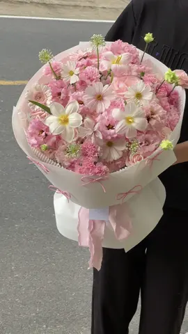 Tự nhiên cảm thấy mình cũng rất muốn được tặng bó hoa xinh đẹp thế này  #diệpngânanh #diepngananh #florist #flowers #hoatuoidalat #hoakhaitruongdalat #tiemhoadalat #hoaxinhdalat #anniversary #cầuhôn #hoatulip🌷 #flowersDaLat #hoamixmau #tiemhoatuoidalat #sinhnhat #tulip 