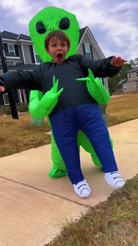 👽 WOW the whole neighborhood this Halloween with our inflatable alien costume! Perfect for kids and adults who want to stand out. Get yours now! 🎃 #AlienCostume #WowFactor 