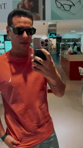 O diabo veste - usa - @Prada?! Meu sonho de consumo e agora é MEU! O famoso modelo 09ZS por 7 anos de OAB e 11 no Direito. Tem momentos que merecem, né?! #prada #oculosdesol #modamasculina #kaiserdicas 