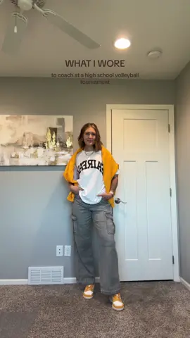 school spirit but make it cutesy #whatiwore #OOTD #volleyballcoachootd #coachingootd #coachingoutfit #volleyballcoach 