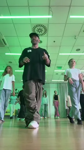 🇺🇸🇬🇧 “Learn this old school dance move. It looks great to this track by Mary J. Blige. Start dancing it slowly, then gradually speed up. Make sure to pivot on your heel. Good luck, you’ve got this!” 🇪🇸🇲🇽 “Aprende este paso de baile de la vieja escuela. Se ve genial con esta canción de Mary J. Blige. Empieza bailándolo despacio, luego ve acelerando. Asegúrate de girar el pie sobre el talón. ¡Buena suerte, lo harás muy bien!” #dance #dancetutorial #tutorial #dancer #bailando #hiphop #westcoast #tanz #dancelessons 