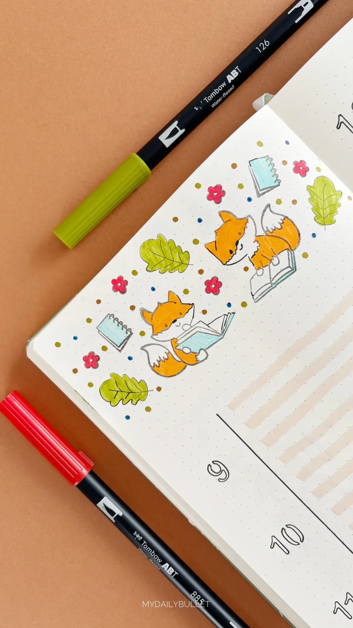 C’est parti pour une nouvelle semaine ! 📔. Voici un aperçu de celle qui m’accompagne et il faut dire qu’elle s’est bien remplie depuis sa création car la semaine s’annonce chargée en ateliers créatifs ✂️. Comment allez-vous cette semaine  ? 🥰.  _____ Materiel :  🖌 - Stylos fineliner Monodrawing pen, Feutres Dual Brush Pen ABT (401, 126, 933, 885, 977) et feutre fudenosuke pointe souple @tombow.france ✏️ - Feutres Pen 68 métallisés @stabilofrance 📔 - Carnet pointillé 120g/m2 @leuchtturm1917fr             🔖 - Encre Izink @aladinecreations  _____ #BulletJournal #bujo #handlettering #bulletjournaling #bujofrance