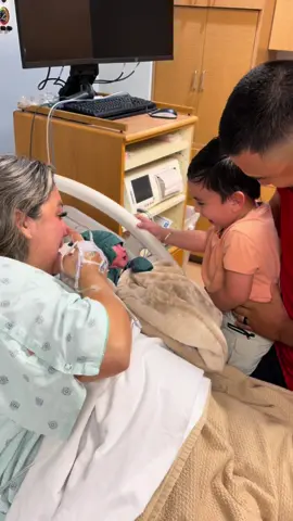 My first born meeting his baby brother for the first time 🤍 #bigbrother #Siblings #boymomlife #Boymom #brotherskeeper #lovestory 