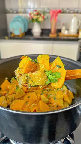 Abóbora Cabotiá Refogada super deliciosa! Salva pra fazer depois! 500g de abóbora. 3 Colheres (sopa) azeite ou óleo. 1 Cebola pequena. 3 Dentes de alho. 1 Colher (chá) tempero Ana Maria ( se você quiser pode substituir por outro da sua preferência. Sal e coentro a gosto. Refogue o azeite (óleo), cebola e o alho até dourar, depois acrescente a abóbora e todos os temperos descritos acima, mexa bem, tape e cozinhe em fogo baixo, não precisa colocar água é só você ir abrindo a tampa e mexendo em vez em quando para não grudar, leva mais ou menos 10 minutos pra ficar pronto ( caso não fique macias deixe um pouco mais). Fica Uma Delícia! Espero que goste!😘 #abóbora #abóboras #legumes #comidacaseira