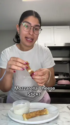Has to be my favorite appetizer/snack  #fyp #foryou #mozzarella #mozzarellasticks #appitizers #snacks #highproteinrecipes #highproteinsnack #lowcalorie #vsg #vsgcommunity #wls #wlscommunity #gastricsleeve #EasyRecipe #Recipe #cravings #latina 
