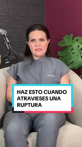 🎙️ ¡Episodio en mi perfil! Aprende a soltar en tres pasos de forma definitiva a alguien.  Escucha el último episodio de mi #podcast sobre psicología, amor y vida para entender cuál es el proceso para aprender a soltar aunque te cueste y te duela.  #relaciones #desapego #apegoansioso #dependenciaemocional #psicologa #podcastpsicologia #latinosenusa #crecimientopersonal #amorpropio #latinastiktok #vidayreflexion 