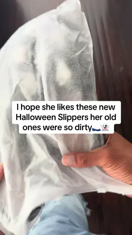 These Halloween slippers are so comfortable you will wear them all day! #slippers #slipper #slippershoes #slipperstyle #halloween #halloweenlook #fallfashion #shoes #shoe #ghost #ghosts #cartoon #shoeschallenge ##shoecheck 