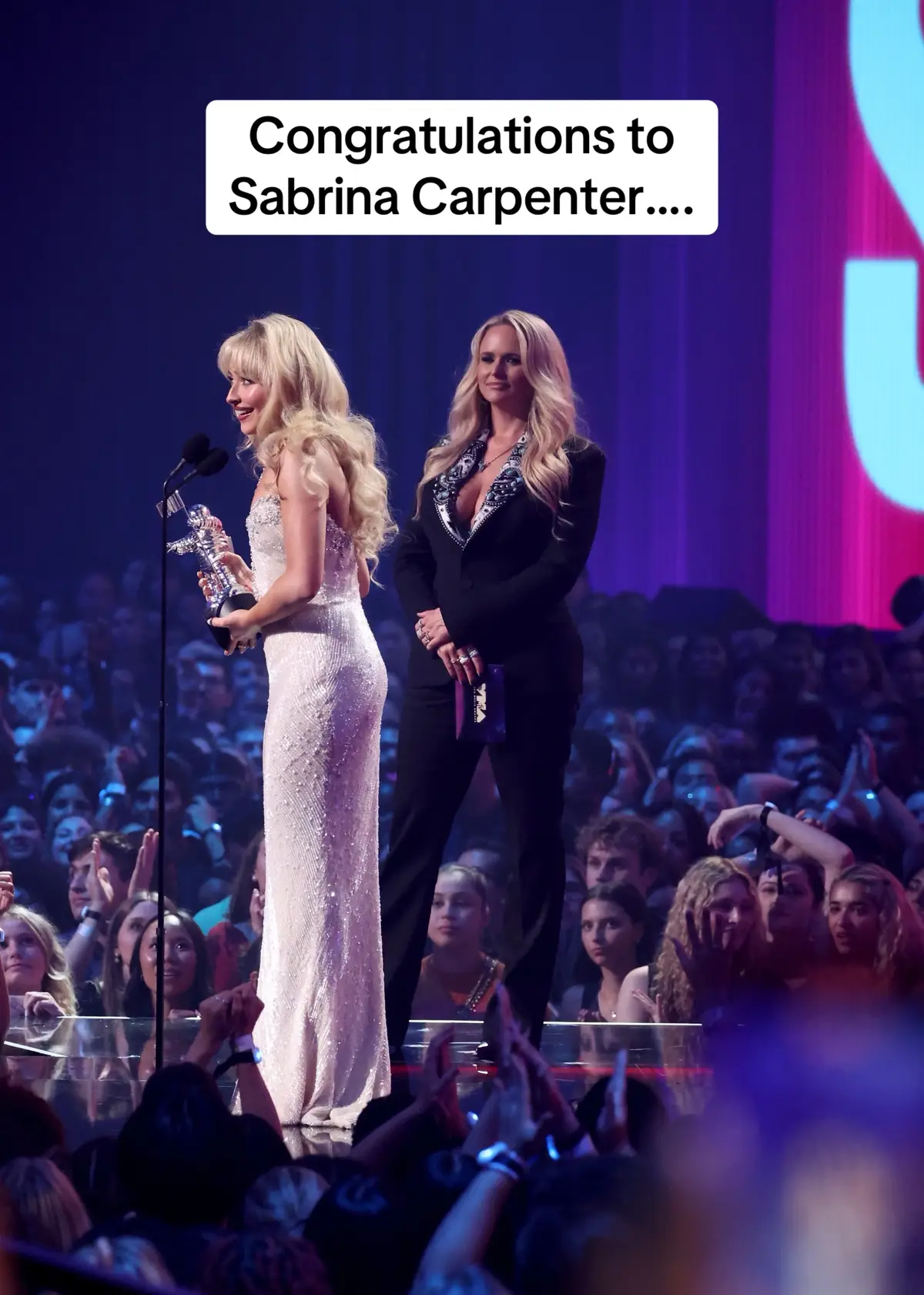 ☕️🤍🩵 #sabrinacarpenter #vma 