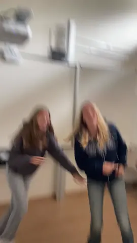 and again #keepitup #keeup #emo #trend #dancetrend #twogirls #blonde #blonde #brünett #americadance #youtookfromme #credits 