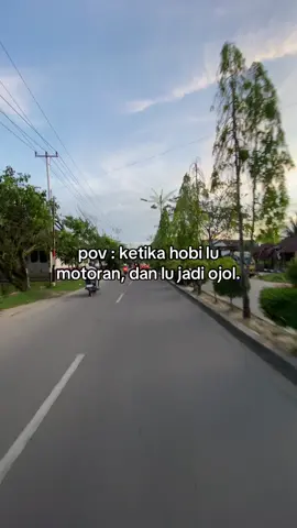 ketika hobi menghasilkan uang, disitulah kita coplas menjadi rossi dijalan 😁 #kurir #kurirpaket #ojoltiktok #pejuangrupiah #tembilahan #xbcyza #fyp 