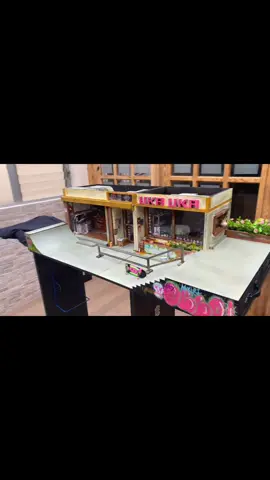 Hice un spot realista de taller y tienda para montar exhibir y guardar tablas de fingerboard espero que les guste y den su like #fingerboard #fingerboar #fingerskate #fingerboarding #techdeck #fingerboardart #diorama #art #fingerboardcolombia #fingerboardingisfun #fingerboardrealistic #fingerboardartist #dioramamaker #dioramarealista #skate #dioramaart #fingerboardpark #fingerbordart 