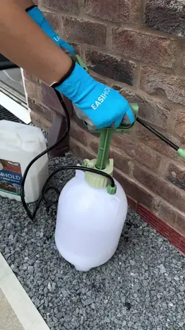 Easihold is a water-based, non-toxic binder that stabilizes gravel while being eco-friendly. It’s UV-stable, permeable, and helps create sustainable landscapes without harming the environment. Perfect for green gardening! (IG🎥: @easihold) #Unreel #Extreme #Eco #Binder #Landscaping