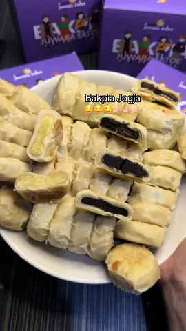 Bakpia #bakpiajuwarasatoe #bakpiajogja #bakpiamurah #bakpiabasah #bakpiabasahkacanghijau #bakpiakacanghijau #bakpia #bakpiajuwarasatoe #jajanantiktok #jajananviral #jajanan #oleholeh #oleholehjogja #cemilansimple #cemilanviral #camilan #jajananjadul #gilagilajualan 