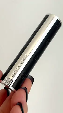 Collaboration commerciale avec Givenchy FR ✨ 3 raisons pour lesquelles j’adore Le Rouge Interdit Satin de Givenchy ✨  - L’hydratation incroyable 🌿 : Mes lèvres sont hydratées toute la journée et je sens vraiment la différence grâce à la formule enrichie en acide hyaluronique et beurre de karité. Elles restent douces et confortables, même après des heures ! - Une couleur intense et lumineuse💫 : J’ai rarement vu un rouge à lèvres qui tient aussi bien. La couleur reste intense et lumineuse pendant des heures, sans retouches, avec un fini satiné qui capte parfaitement la lumière. Un vrai coup de cœur ! - Un écrin couture iconique 🖤 : Cet écrin en cuir est juste magnifique ! C’est plus qu’un rouge à lèvres, c’est un vrai accessoire de mode qui se glisse parfaitement dans ma routine beauté. Tellement luxe et couture ! Retrouve le ici : https://www.sephora.fr/735110.html?utm_source=social+media&utm_medium=skeepers&utm_campaign=GIVENCHY+Le+Rouge+Interdit+Satin @Givenchy Beauty @SEPHORA #givenchybeauty #lerougeinterdit  #CoutureBeauty #GivenchyLips #MakeupEssentials #luxebeauty 