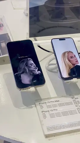 I had to 🤭🤭 #adele #adele30 #adeleadkins #munich #wallpaper #applestore #changingwallpaper #appleshowroom #bangkok #futureparkrangsit #futurepark #iphone 