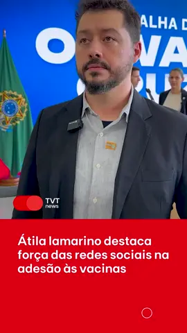 O biólogo Átila Iamarino recebeu na quarta-feira (11) a Medalha Oswaldo Cruz das mãos do presidente Lula e da ministra da Saúde, Nísia Trindade, em reconhecimento ao seu destacado trabalho na luta contra a desinformação sobre vacinas no Brasil. O evento, realizado em Brasília, também homenageou 22 personalidades e 10 instituições.  Átila, conhecido pela atuação durante a pandemia de Covid-19, destacou durante a cerimônia o impacto das redes sociais na formação de opiniões e como isso afeta diretamente a adesão às vacinas. Ele observou que, apesar de estarmos mais conectados na internet, ainda há uma grande distância entre as informações científicas e a compreensão do público. #atilaiamarino #saudepublica #redessocias #vacinas #governolula #tvtnews #tvtnoticias #tiktoknews #tiktoknticias
