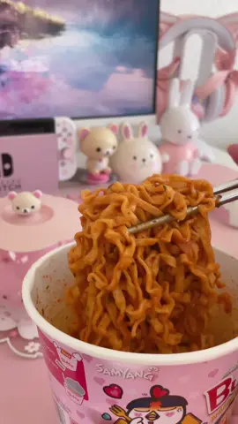 buldak carbonara + strawberry coconut milk 🍜🍓🥥  #pink #aesthetic #cute #kawaii #asmr #buldak #buldakramen #buldakcarbonara #strawberry #strawberrymilk #homecafe 